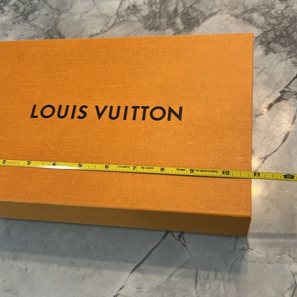 Louis Vuitton Medium Storage Box w  Magnetic Closure and ribbon - Picture 3 of 8
